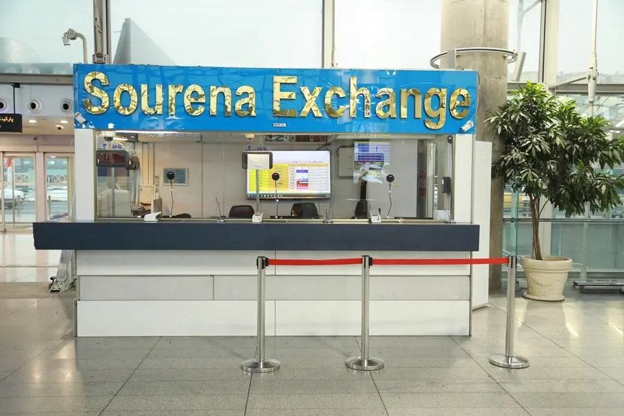 صرافی برای دریافت ارز در فرودگاه امام