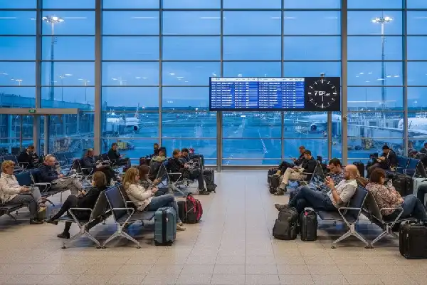 چند ساعت قبل پرواز فرودگاه باشیم